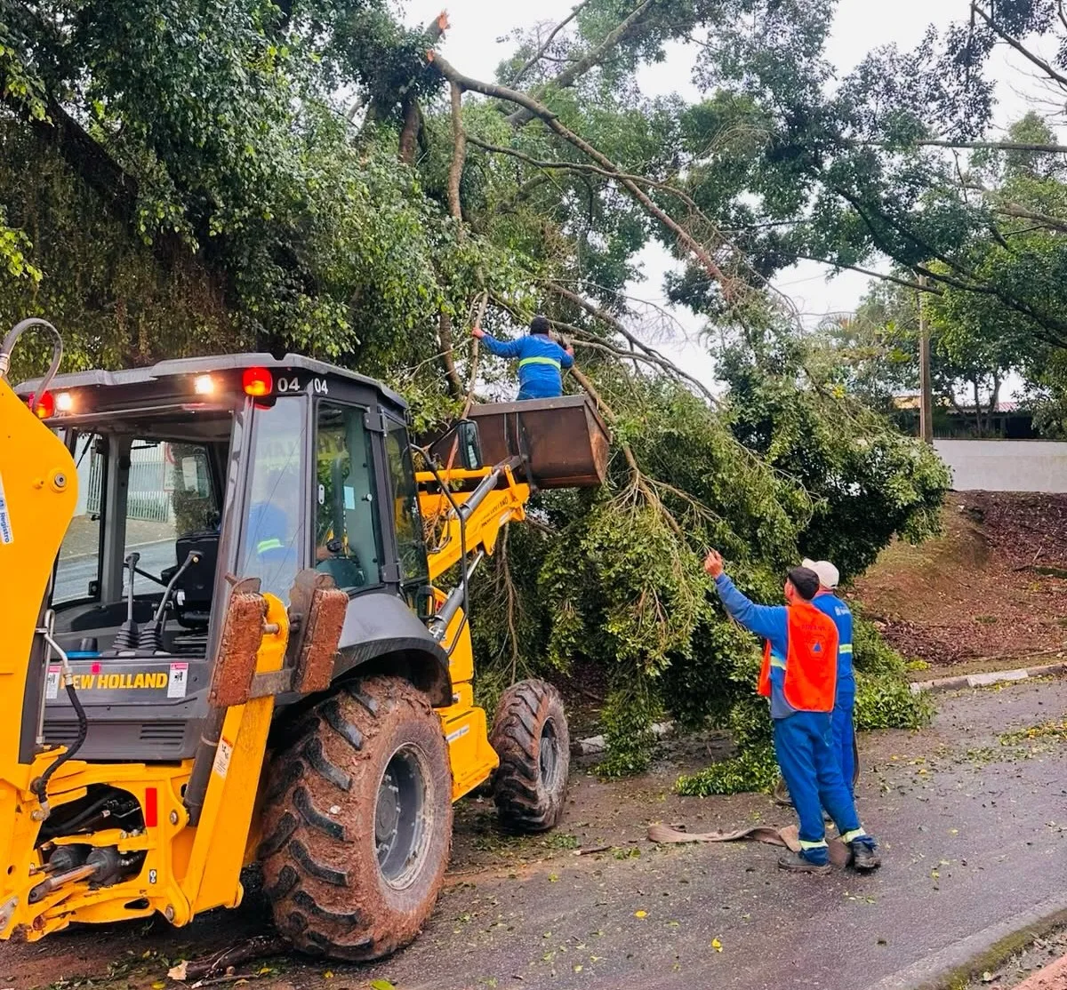 Chuva e ventos fortes causaram estragos em Registro durante o fim de semana