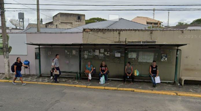 Registro/SP inicia substituição da cobertura do ponto de ônibus na Rua José Antônio de Campos