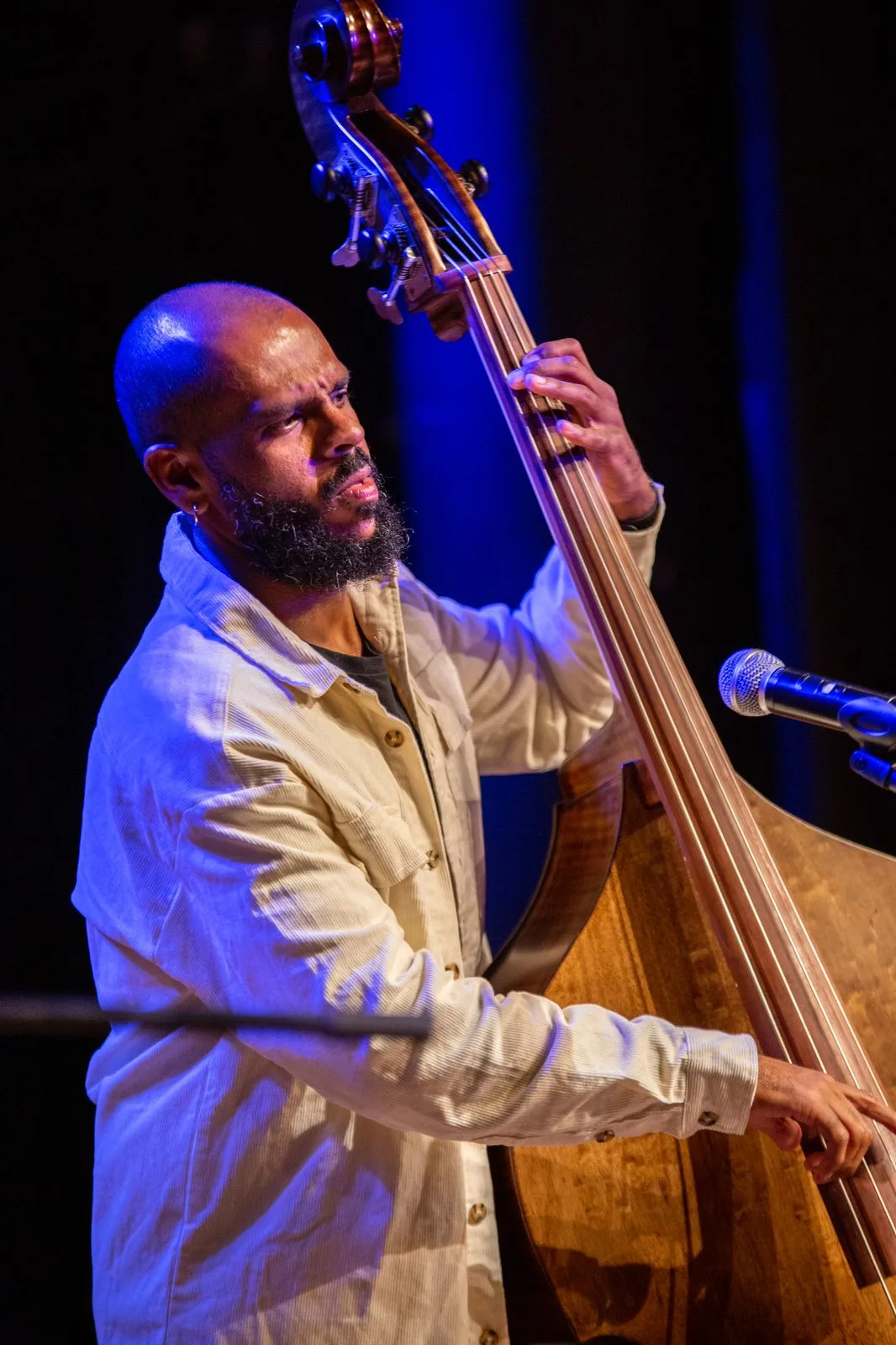 Do groove ao bebop: Jackson Silva traz pesquisa autoral do contrabaixo ao Sesc Registro.
