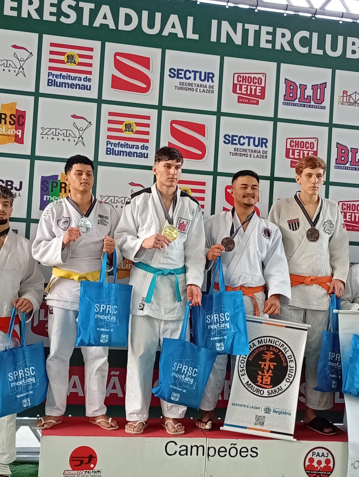 Escola Municipal de Judô Mauro Sakai conquista medalhas no 20º Meeting Interclubes em Santa Catarina