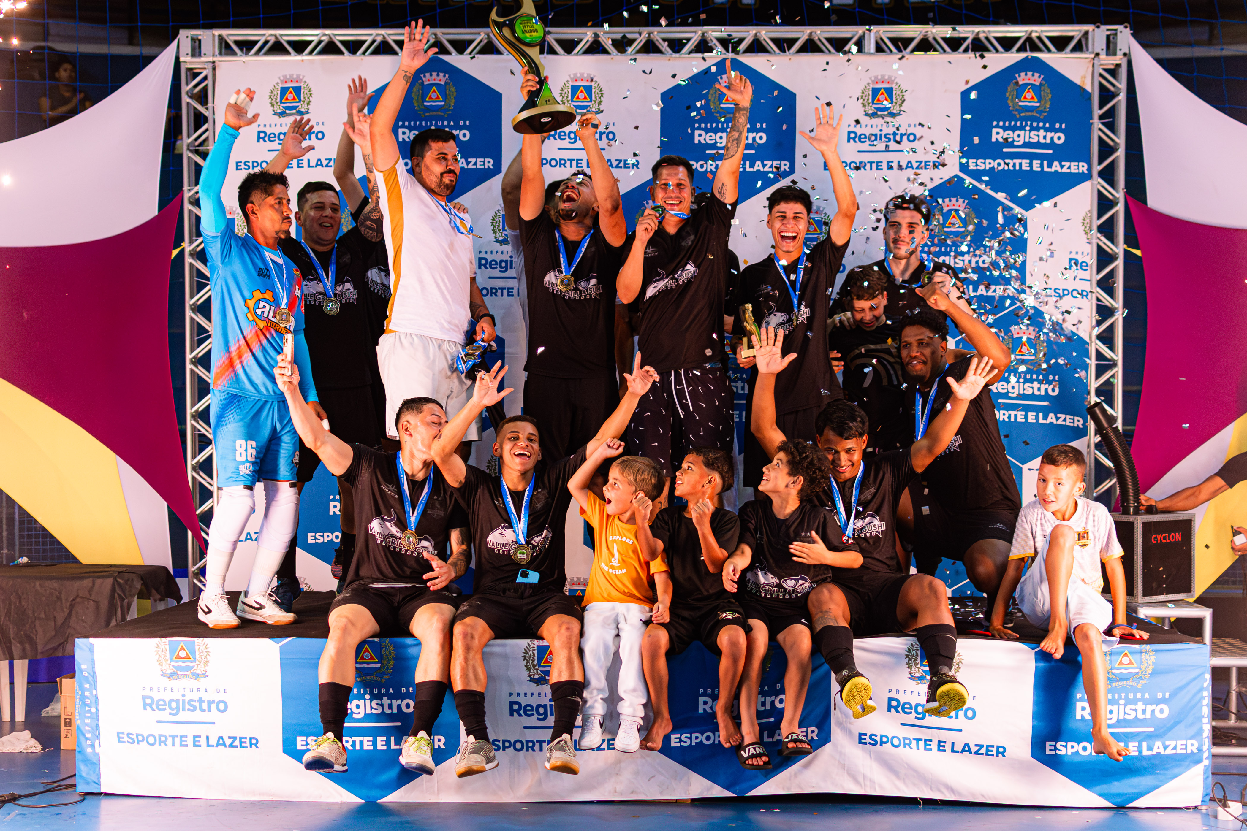 Papo Reto/Ninguém Bebe levanta a taça e é campeão do Futsal Amador 2025 em Registro
