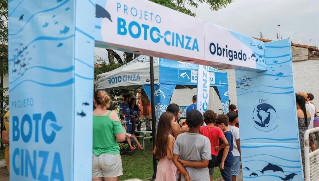 “Tem Boto na Praça”: evento gratuito reúne arte e educação em Cananéia