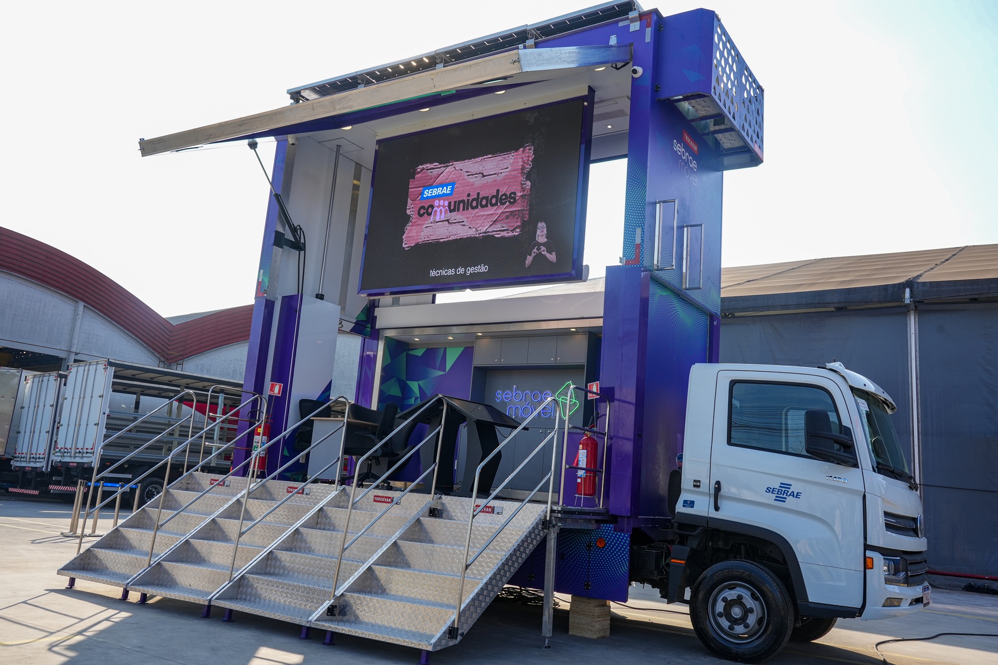 Unidade itinerante do Sebrae com realidade virtual oferece atendimento gratuito em Cananéia