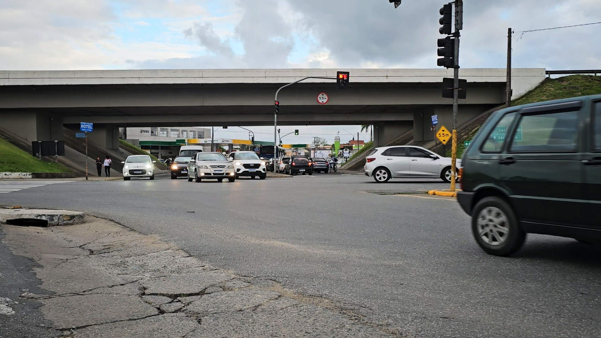 Trânsito em Registro: veja como horários de pico e fins de semana mudam o fluxo nas ruas