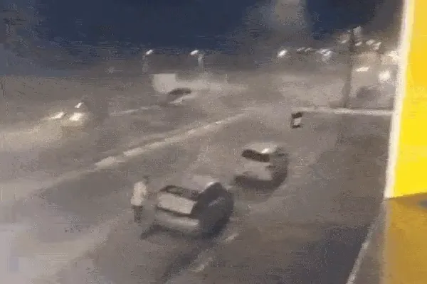Movimentação de areia durante temporal em Ilha Comprida — Foto: Defesa Civil Estadual